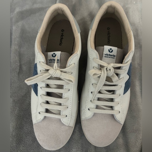 Victoria Sneakers - Picture 3 of 3